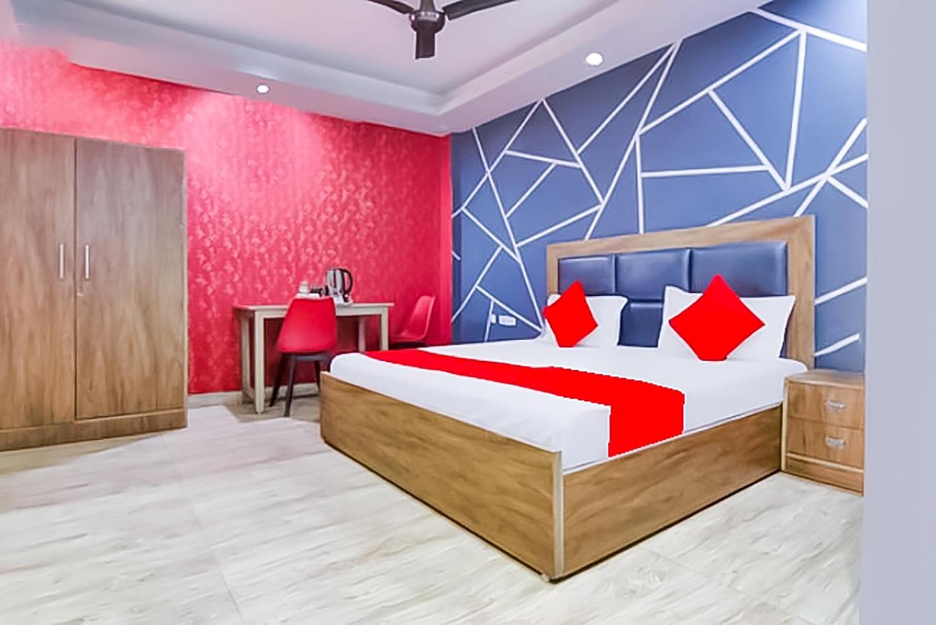 Hotel Classical Opposite Nizamuddin Railway Station 뉴델리 외부 사진